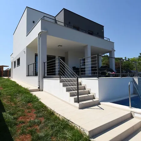 Ferienvilla Luxury Tara Mit Beheiztem Pool By Interhome