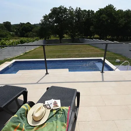 Ferienvilla Luxury Tara Mit Beheiztem Pool By Interhome بيت للعطل